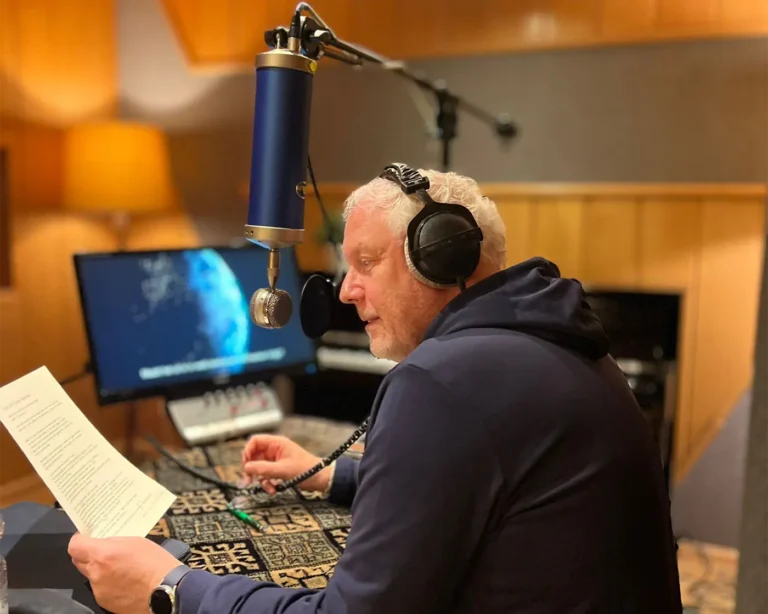Raymond Lorié in een voice-over opnamestudio