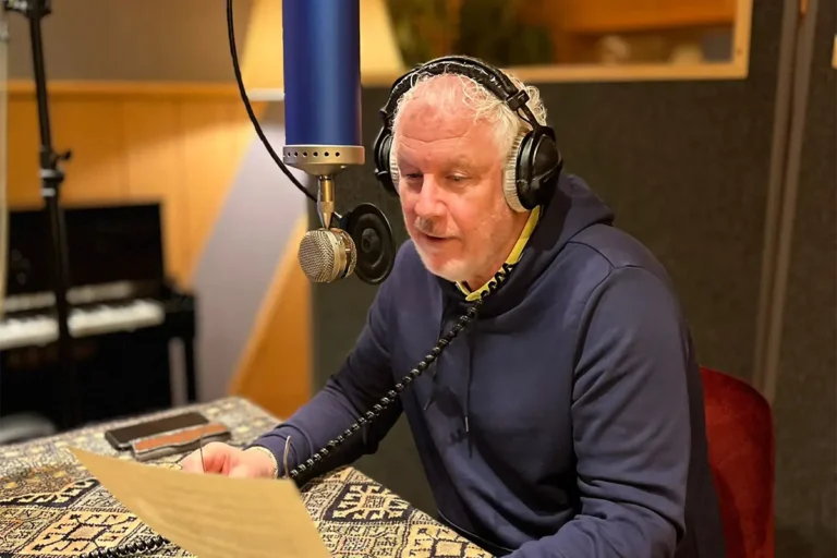 Stemacteur Raymond Lorié in actie in een opnamestudio