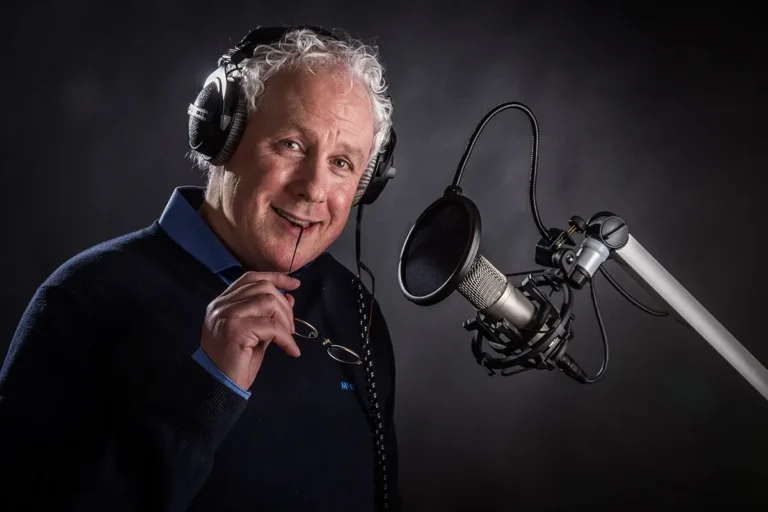Raymond Lorié in de studio voor een radiocommercial