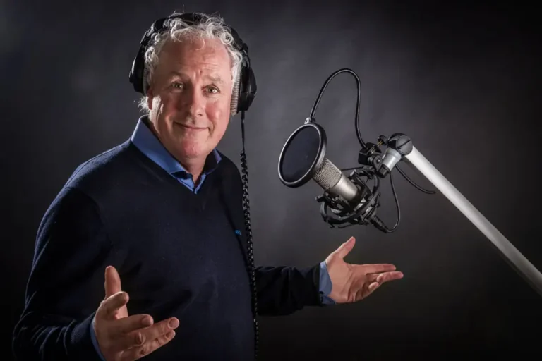 Raymond Lorié bij een microfoon in de studio