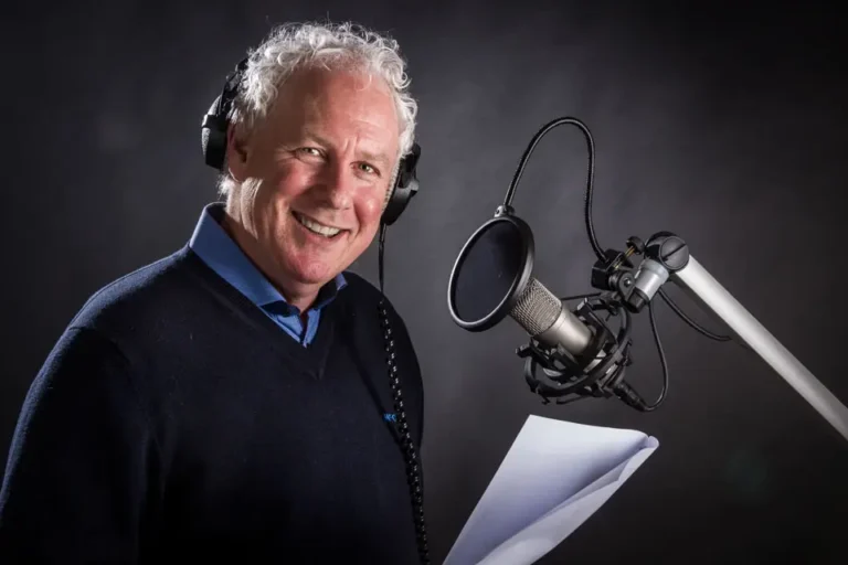Ervaren voice-over Raymond Lorié bij een microfoon